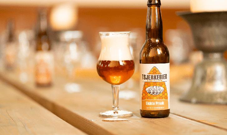 Tsjerkebier fles en glas Tsjerkebier fles en glas